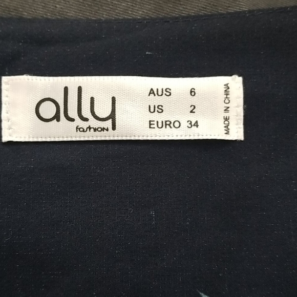 Floral Navy Blouse Cropped - Picture 3 of 6